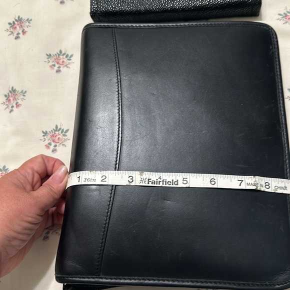 Kirkland signature zip up leather organizer/planner. 7 ring. - Picture 11 of 14